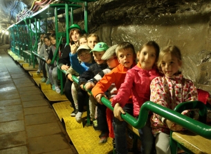Dzieci jadące podziemną kolejką w Kopalni Soli Bochnia