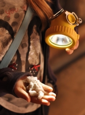 Grudka soli na ręce dziecka w Kopalni Soli 