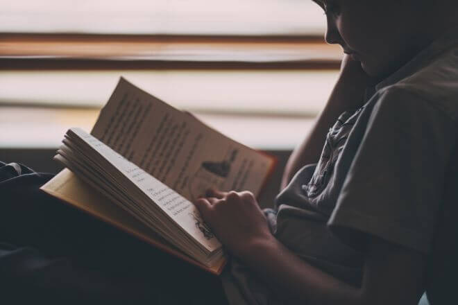 Czytający chłopiec