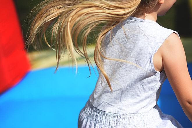 Dziewczynka skacząca na trampolinie