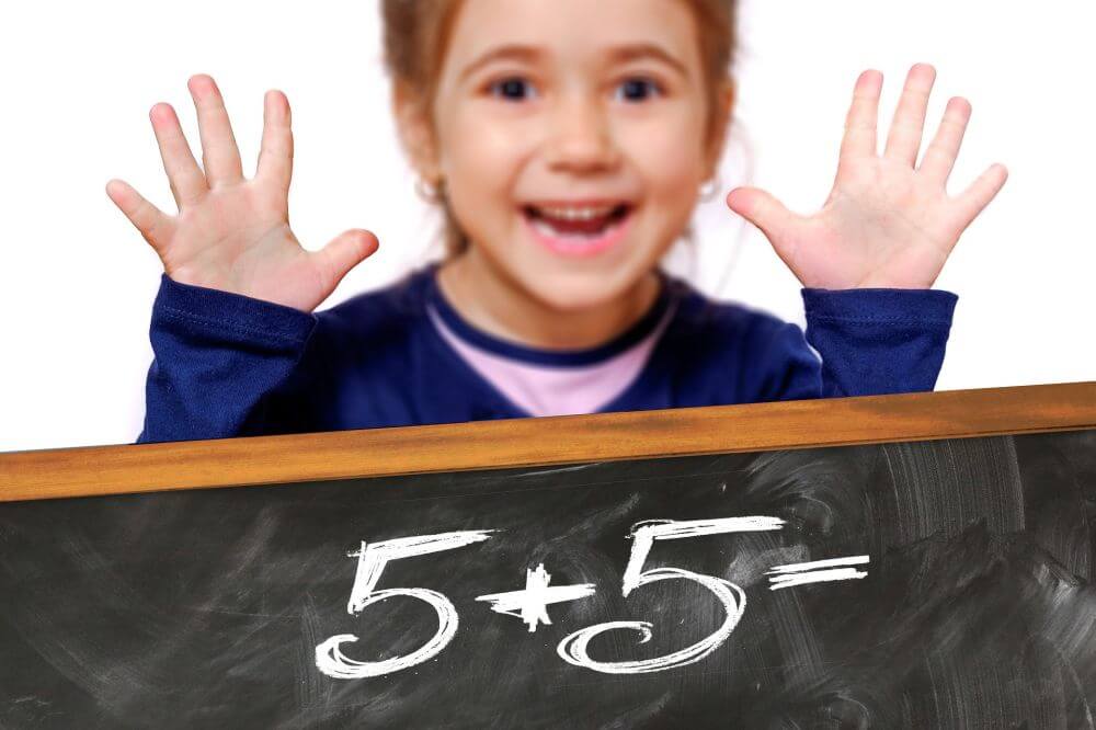 dziewczynka ucząca się matematyki