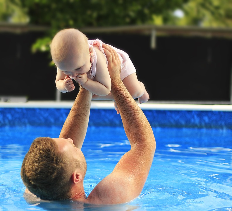 Ojciec z dzieckiem w basenie
