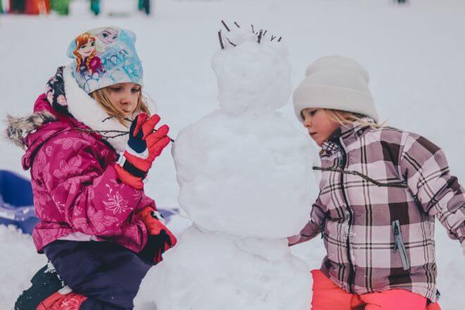 dzieci bawiące się w śniegu